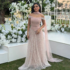 Luxuriöses arabisches Abendkleid mit Cape und rosa Perlenstickerei