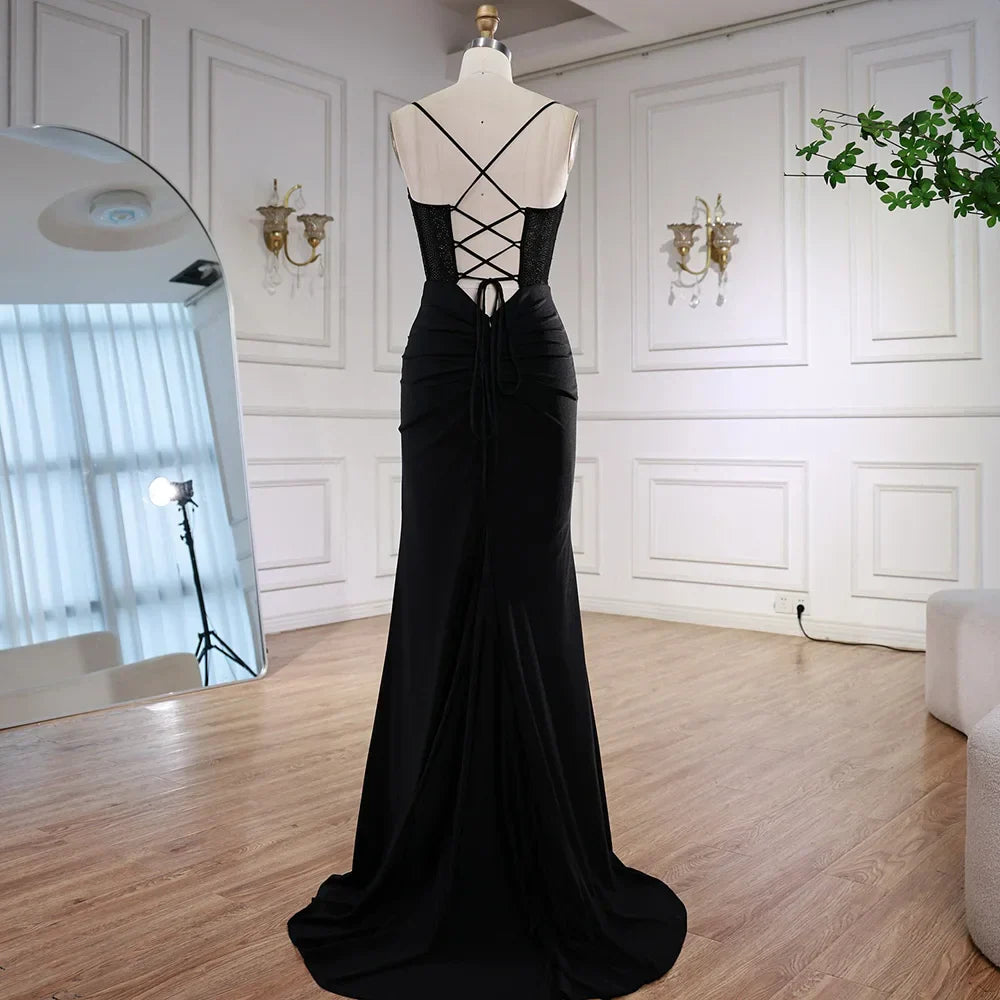Schwarzes, elegantes Ballkleid mit Spaghettiträgern und Perlenverzierungen