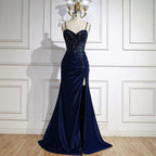 Elegante vestido de fiesta azul marino de satén con encaje, pedrería y abertura