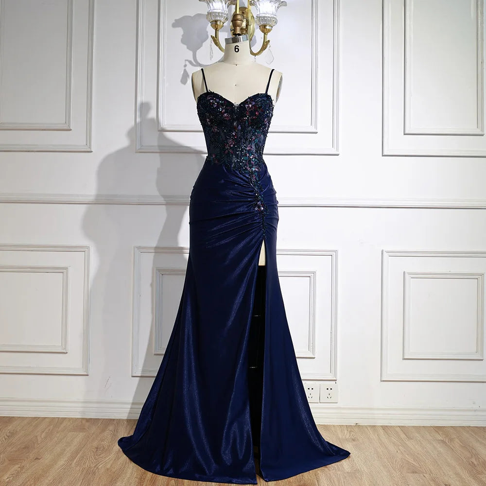 Elegante vestido de fiesta azul marino de satén con encaje, pedrería y abertura