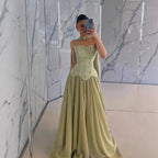 Elegante vestido de noche de chifón color verde salvia corte A
