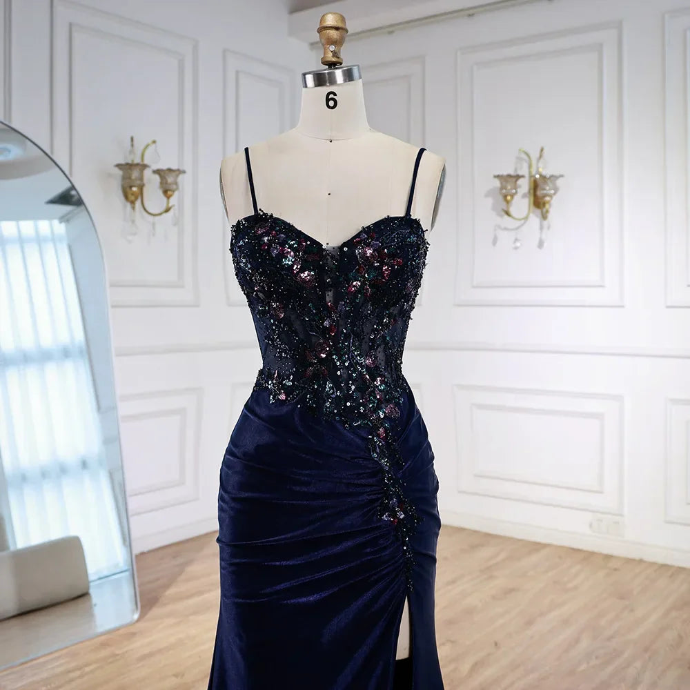 Elegante vestido de fiesta azul marino de satén con encaje, pedrería y abertura