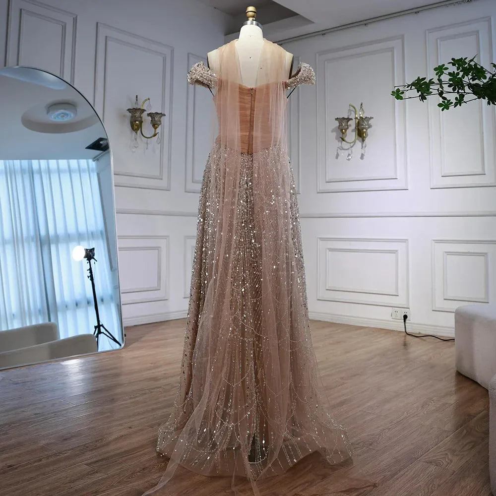 Luxuriöses arabisches Abendkleid mit Cape und rosa Perlenstickerei