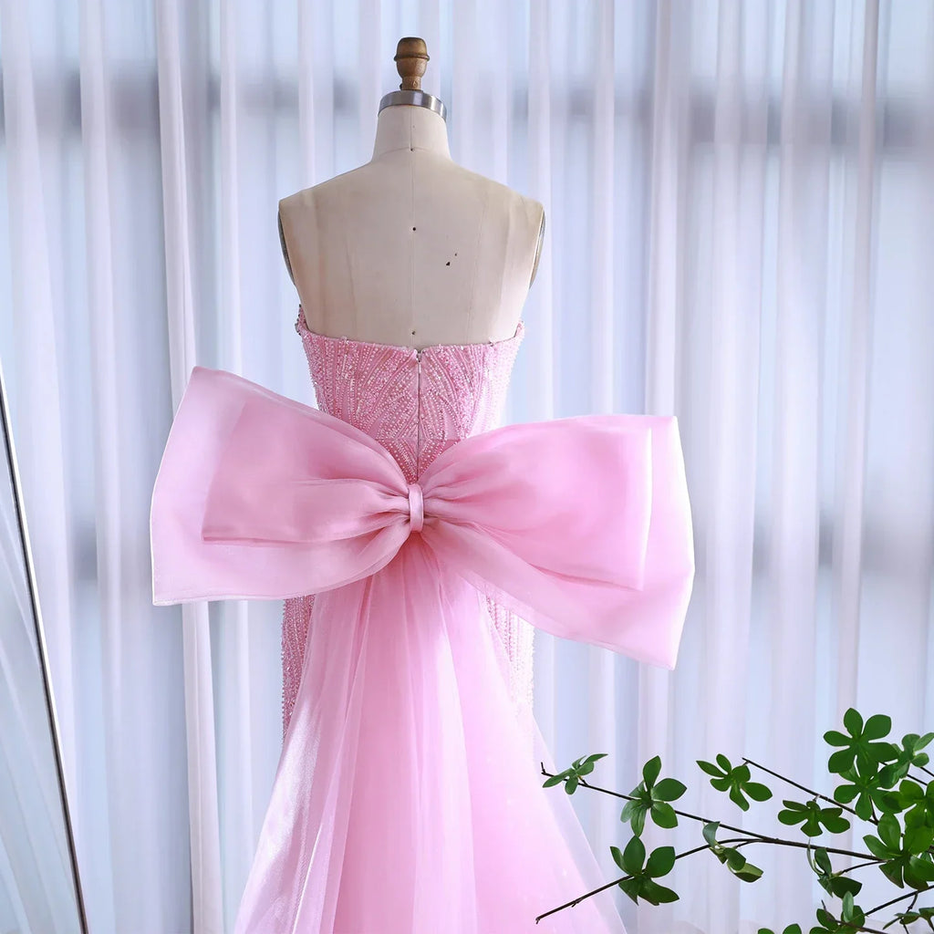 Luxuriöses rosa Abendkleid mit Schleife aus Dubai