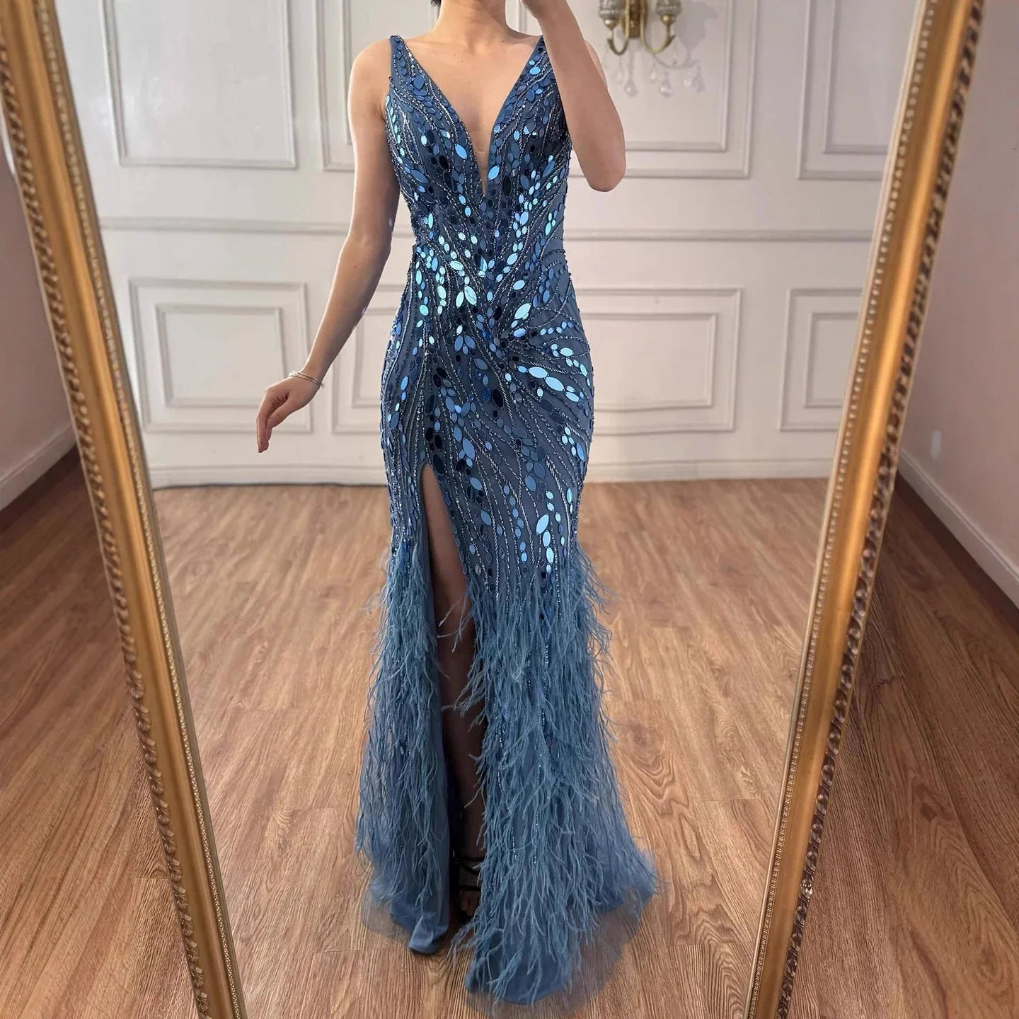 Luxuriöses blaues, perlenbesetztes Feder-Meerjungfrauen-Abendkleid