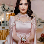 Luxuriöses arabisches Perlen-Abendkleid in Pink mit Umhang