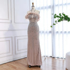 Luxuriöses rückenfreies Neckholder-Abendkleid mit Federn und Kristallen
