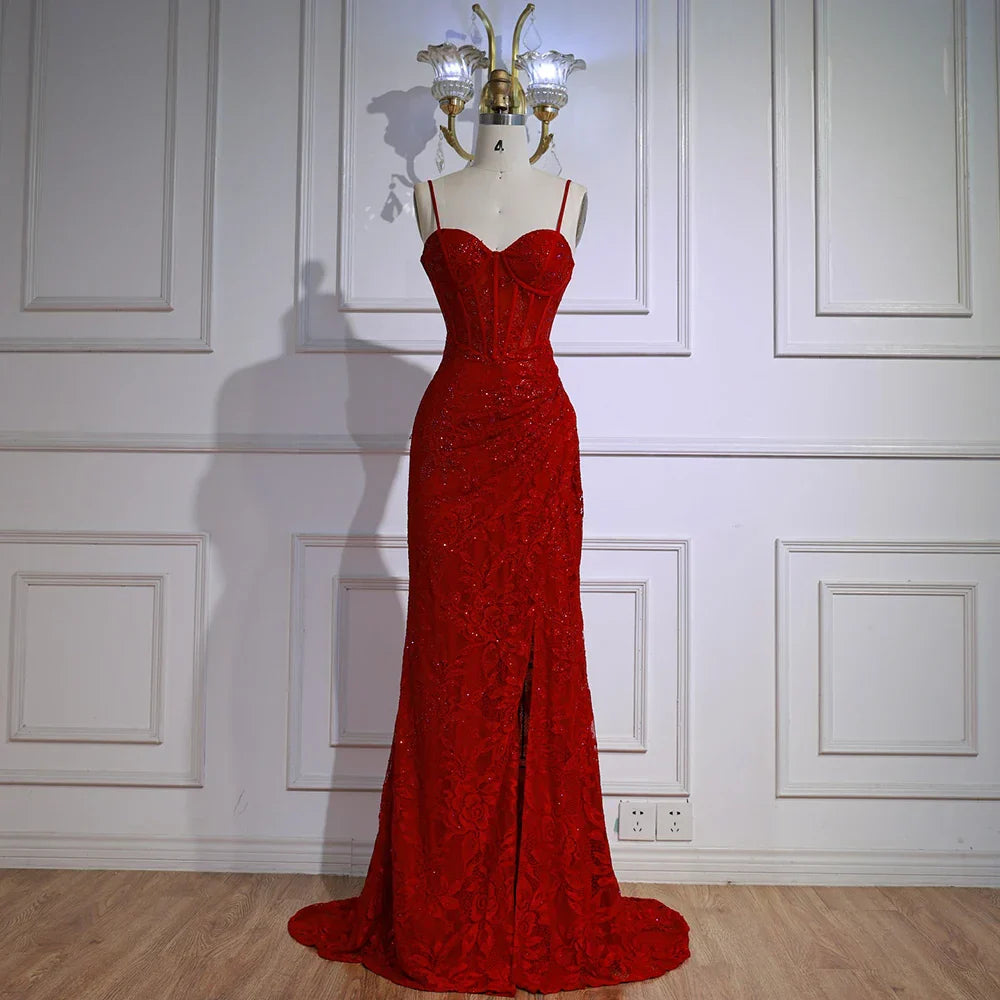 Elegante vestido de noche rojo con abertura