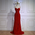 Elegante vestido de noche rojo con abertura