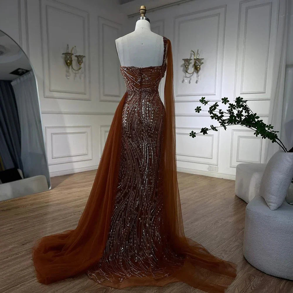 Vestido de noche de sirena de lujo verde con un hombro y capa