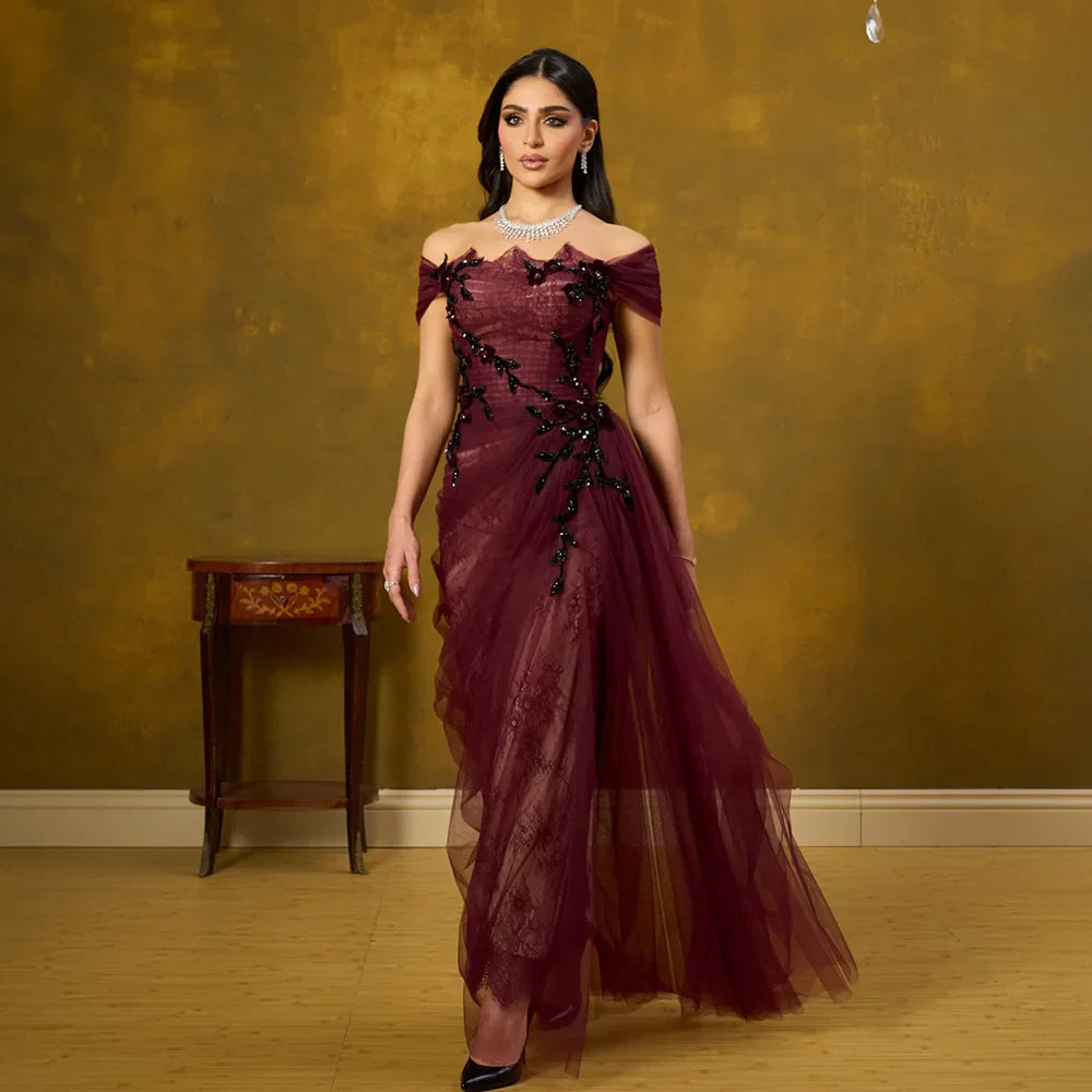 Elegantes weinrotes schulterfreies Spitzen-Abendkleid mit Applikationen