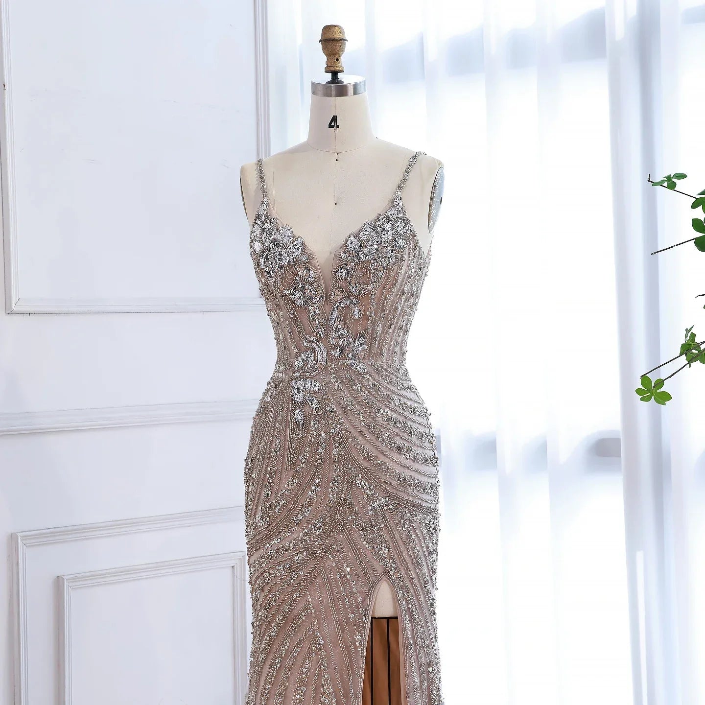 Luxuriöses, perlenbesetztes Meerjungfrauen-Abendkleid mit hohem Schlitz