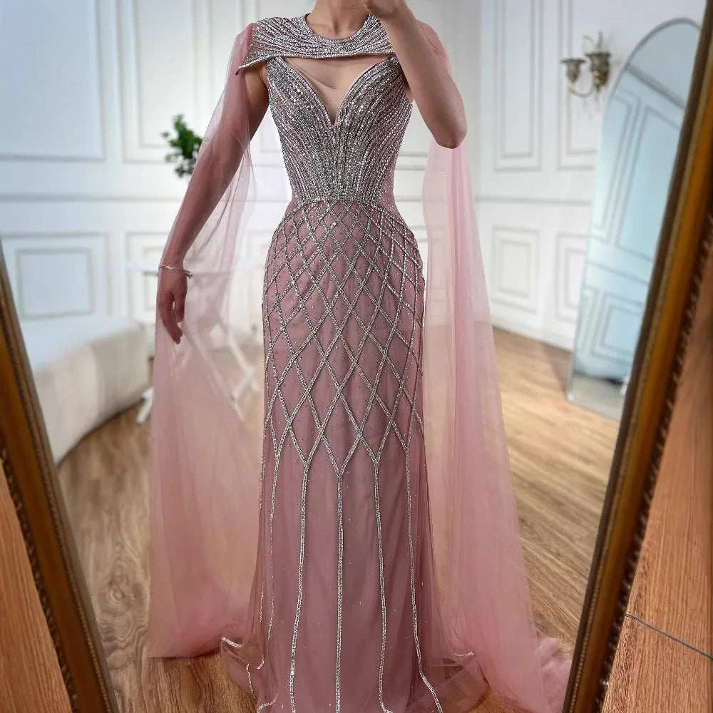 Vestido de Noche de Lujo Color Nude de Sirena con Cuentas y Capa
