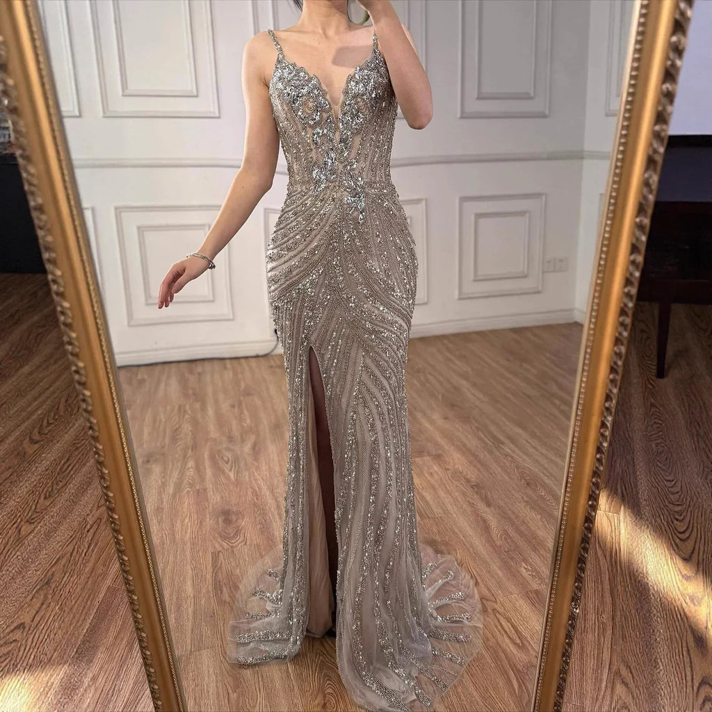 Luxuriöses, perlenbesetztes Meerjungfrauen-Abendkleid mit hohem Schlitz