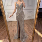 Luxuriöses, perlenbesetztes Meerjungfrauen-Abendkleid mit hohem Schlitz