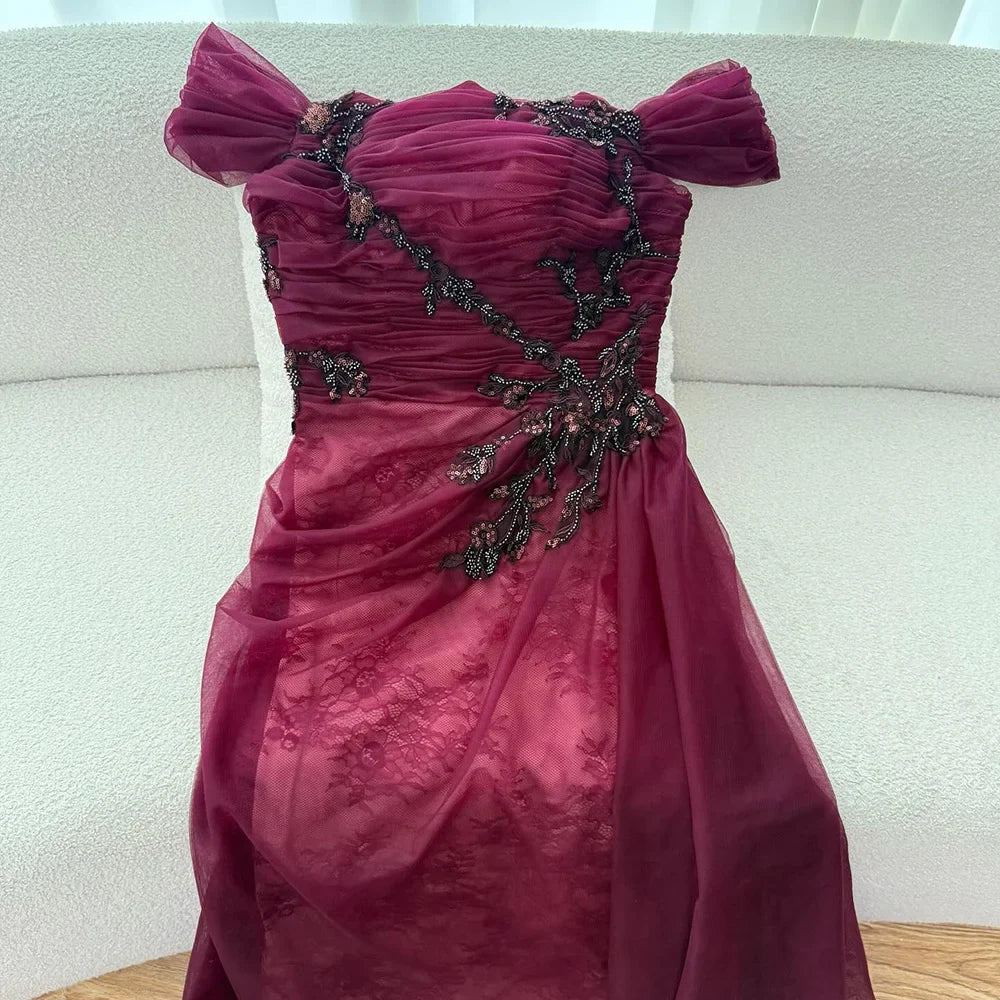 Elegantes weinrotes schulterfreies Spitzen-Abendkleid mit Applikationen