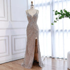 Luxuriöses, perlenbesetztes Meerjungfrauen-Abendkleid mit hohem Schlitz
