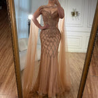 Vestido de Noche de Lujo Color Nude de Sirena con Cuentas y Capa