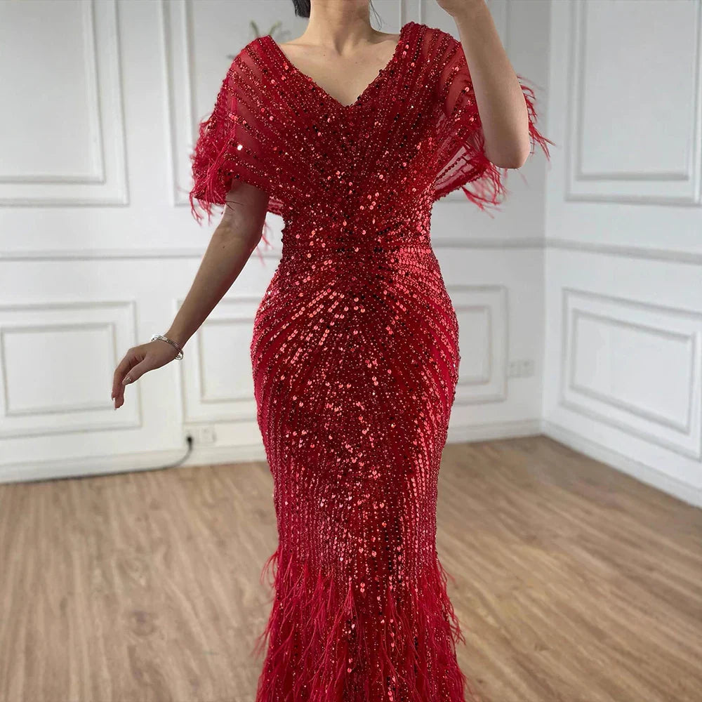 Luxuriöses arabisches Meerjungfrauen-Abendkleid in Rot mit Federn und Perlenbesatz