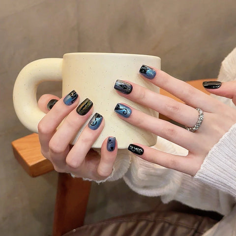 10 uñas postizas brillantes en azul y negro, hechas a mano, cortas, cuadradas, con diseño de gato, pintadas a mano. 
