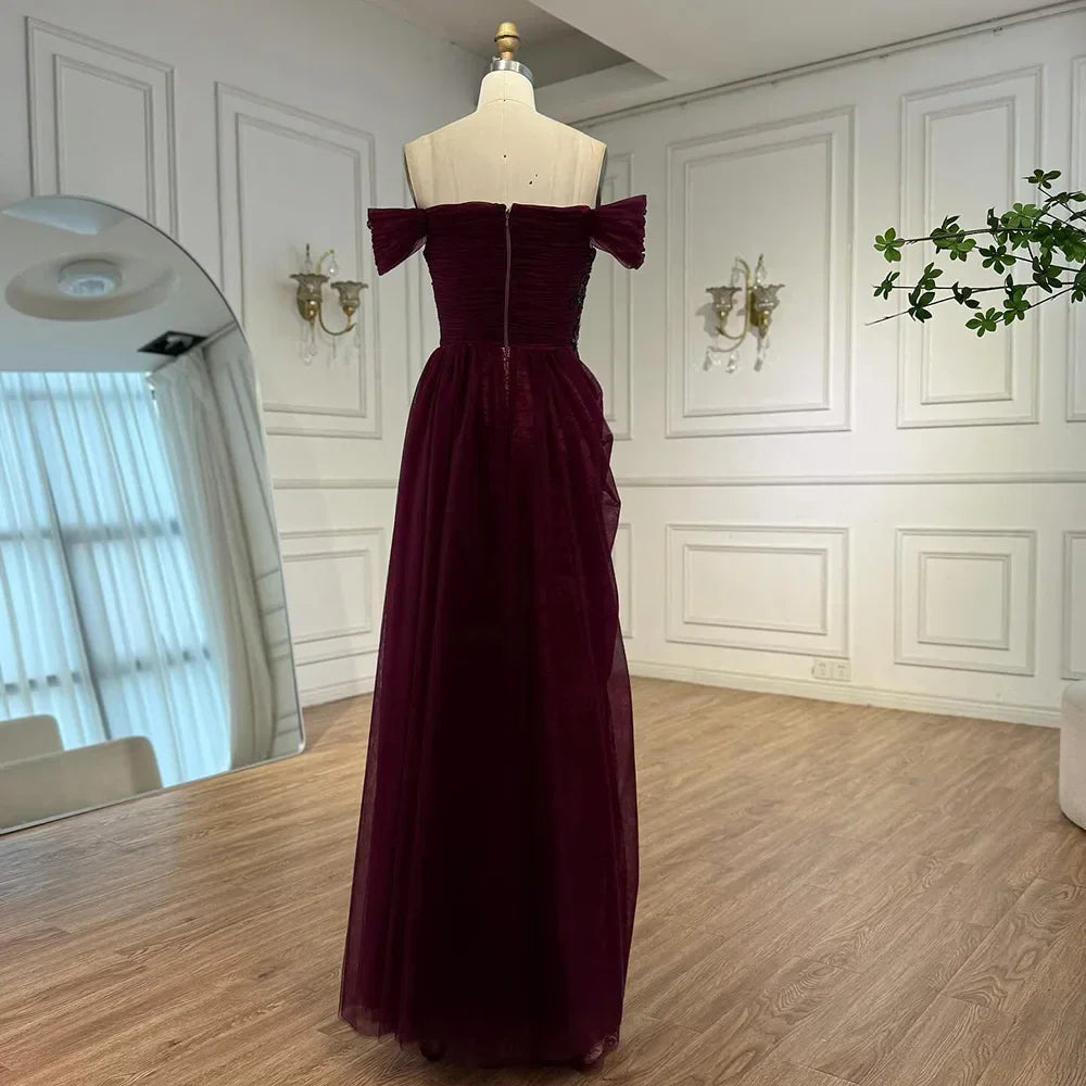 Elegantes weinrotes schulterfreies Spitzen-Abendkleid mit Applikationen