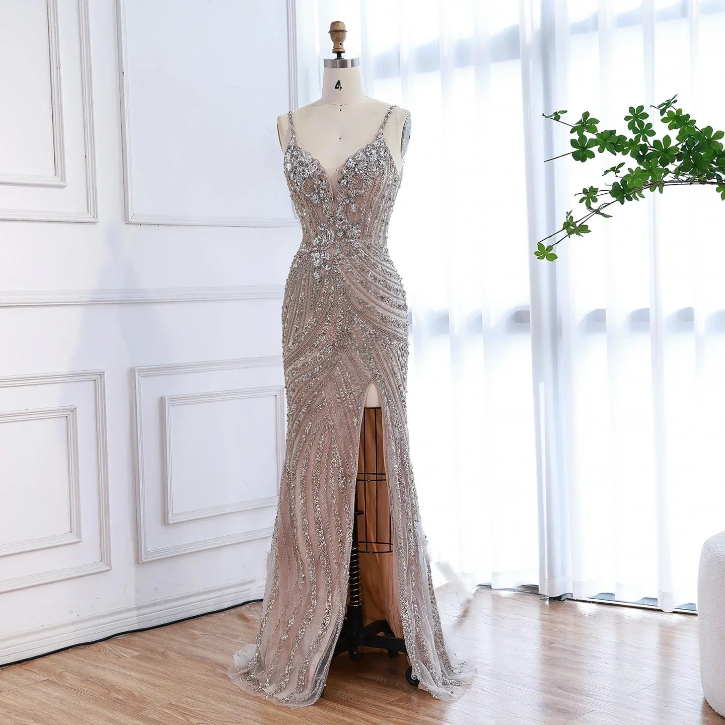 Luxuriöses, perlenbesetztes Meerjungfrauen-Abendkleid mit hohem Schlitz