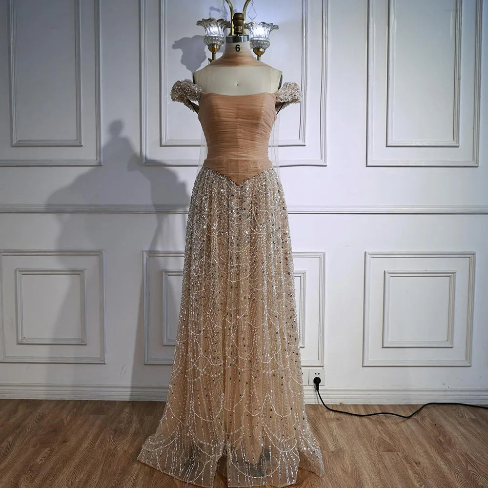 Luxuriöses arabisches Abendkleid mit Cape und rosa Perlenstickerei