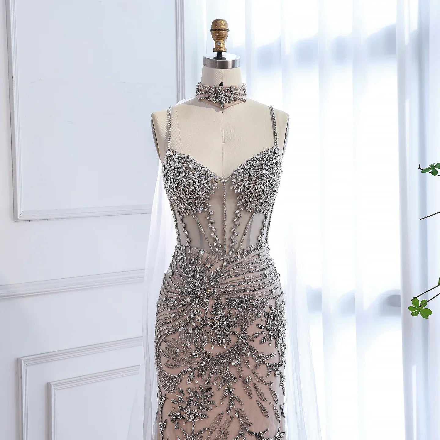 Luxuriöses Abendkleid Grau Perlenbesetzt Mit Umhang Ballkleid LA73342