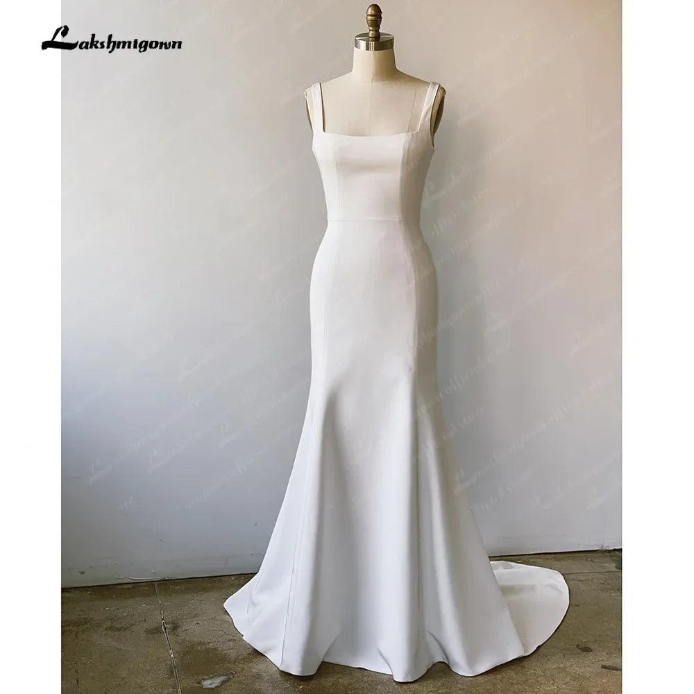 Vestido de novia NumberSea de crepé elástico con escote redondo, espalda descubierta, drapeado, satén elástico y tirantes finos. 