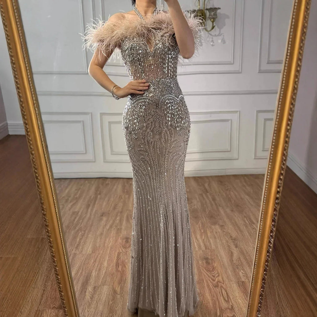 Luxuriöses rückenfreies Neckholder-Abendkleid mit Federn und Kristallen
