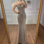 Luxuriöses rückenfreies Neckholder-Abendkleid mit Federn und Kristallen