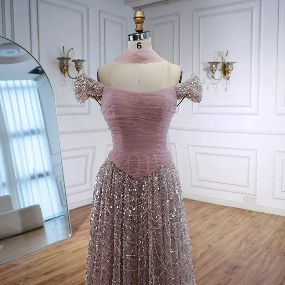 Luxuriöses arabisches Abendkleid mit Cape und rosa Perlenstickerei