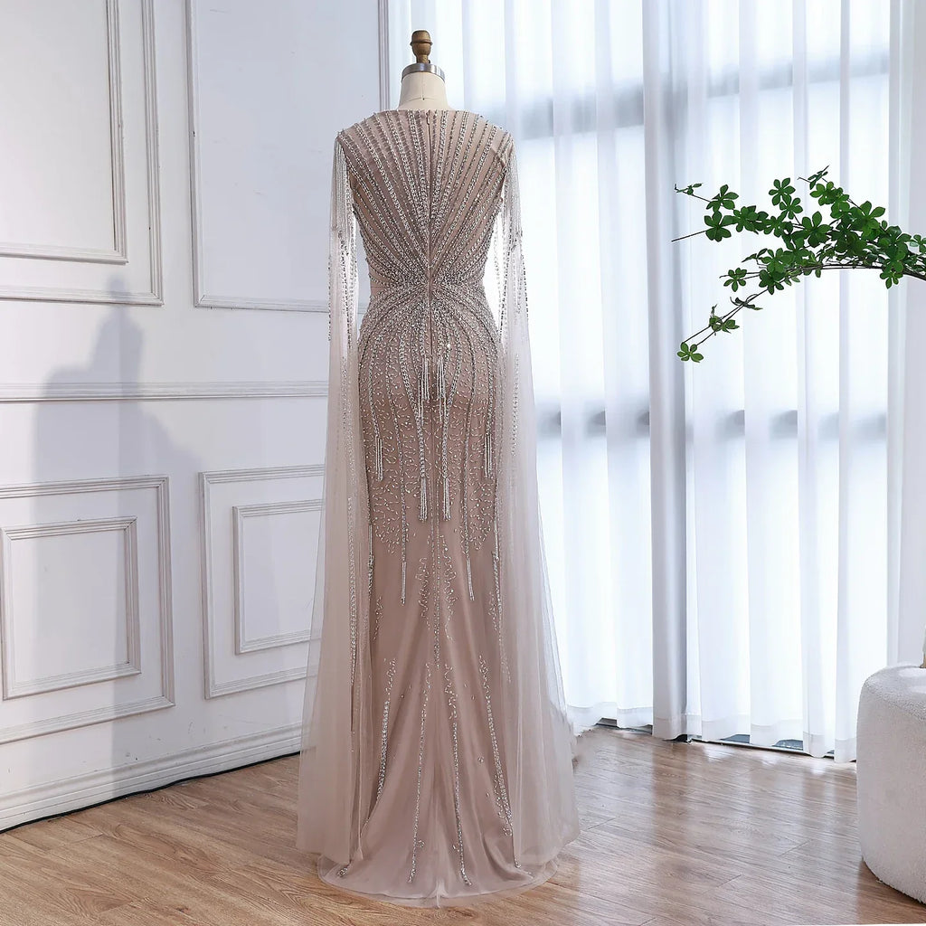 Luxuriöses, perlenbesetztes Abendkleid in Karamell mit Cape LA72992A