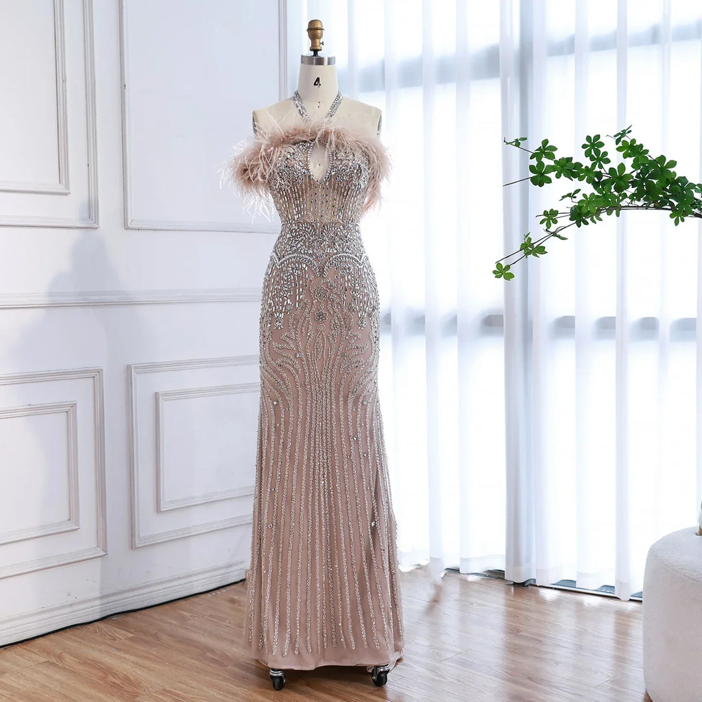 Luxuriöses rückenfreies Neckholder-Abendkleid mit Federn und Kristallen