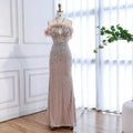 Luxuriöses rückenfreies Neckholder-Abendkleid mit Federn und Kristallen