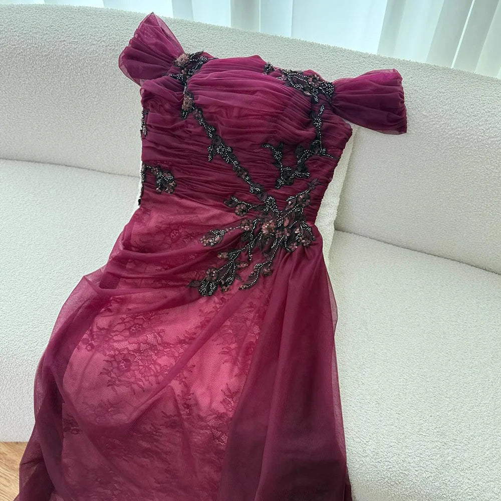 Elegantes weinrotes schulterfreies Spitzen-Abendkleid mit Applikationen