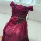 Elegantes weinrotes schulterfreies Spitzen-Abendkleid mit Applikationen