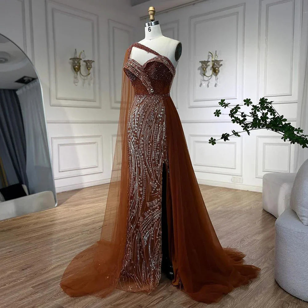 Vestido de noche de sirena de lujo verde con un hombro y capa