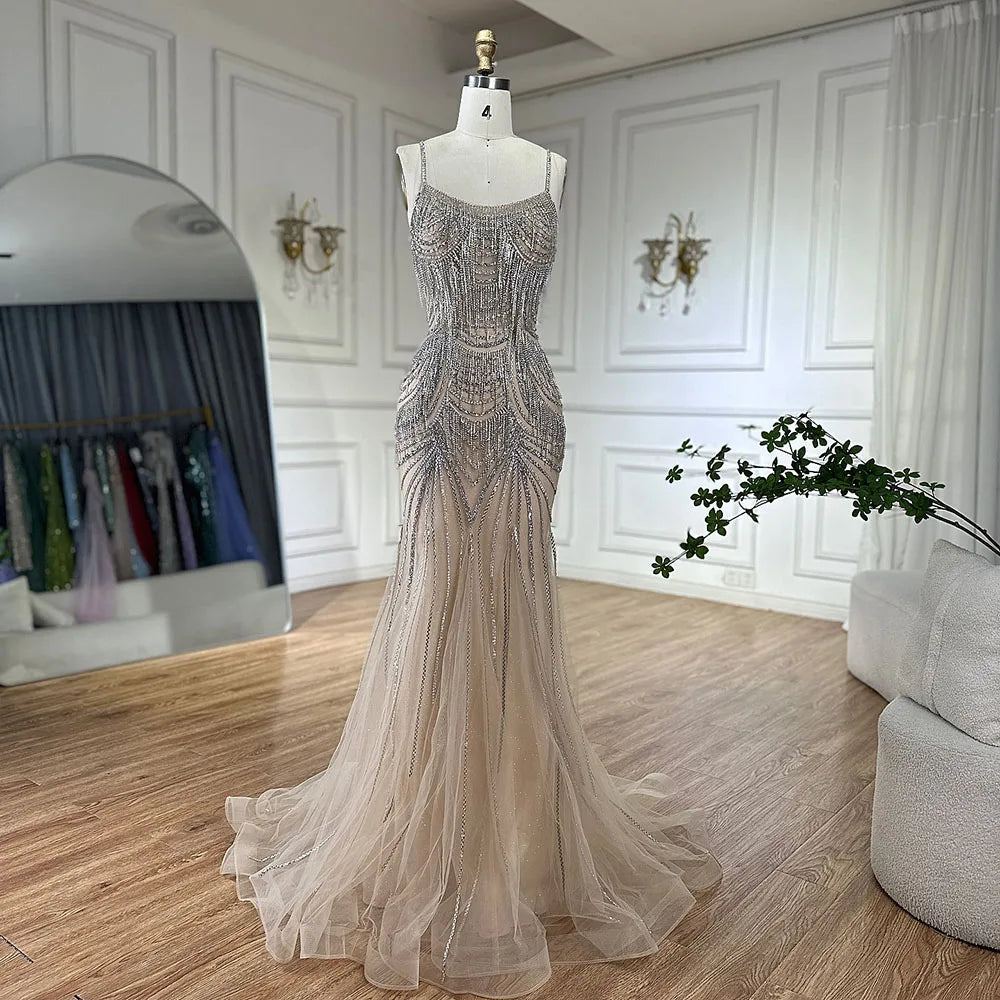 Luxuriöses nudefarbenes Meerjungfrauen-Abendkleid mit Kristallquasten