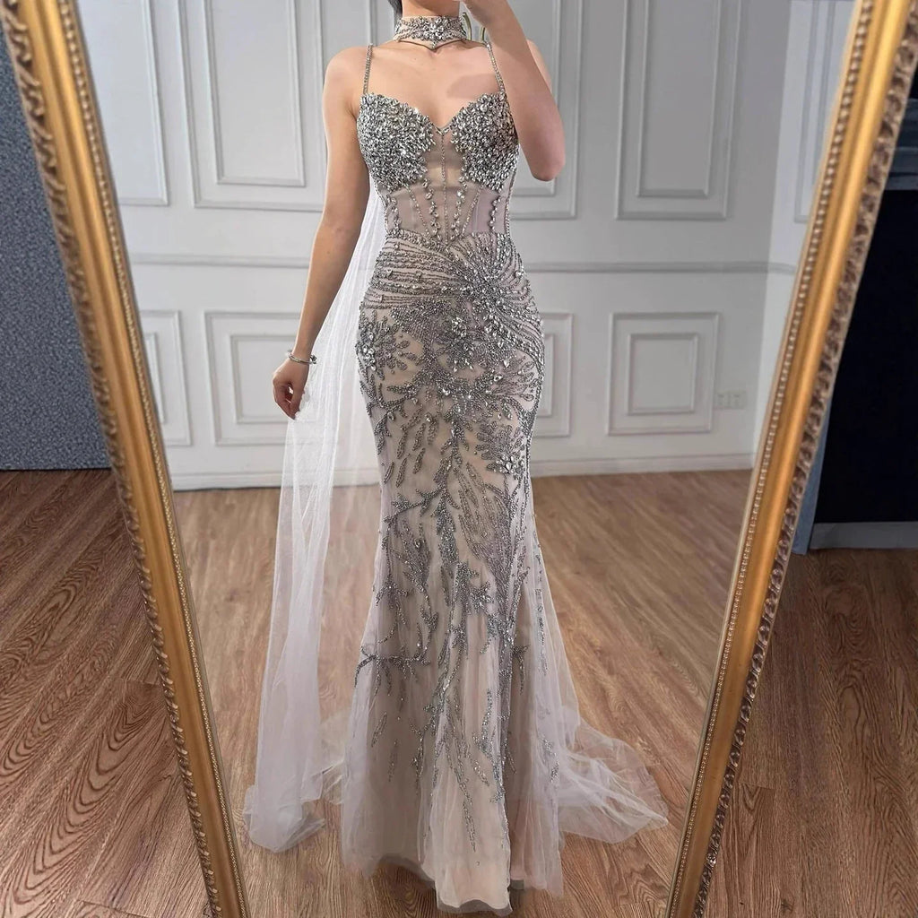 Luxuriöses Abendkleid Grau Perlenbesetzt Mit Umhang Ballkleid LA73342