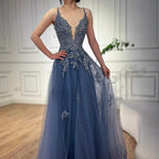 Luxuriöses salbeigrünes A-Linien-Abschlussballkleid aus Spitze mit Spaghettiträgern