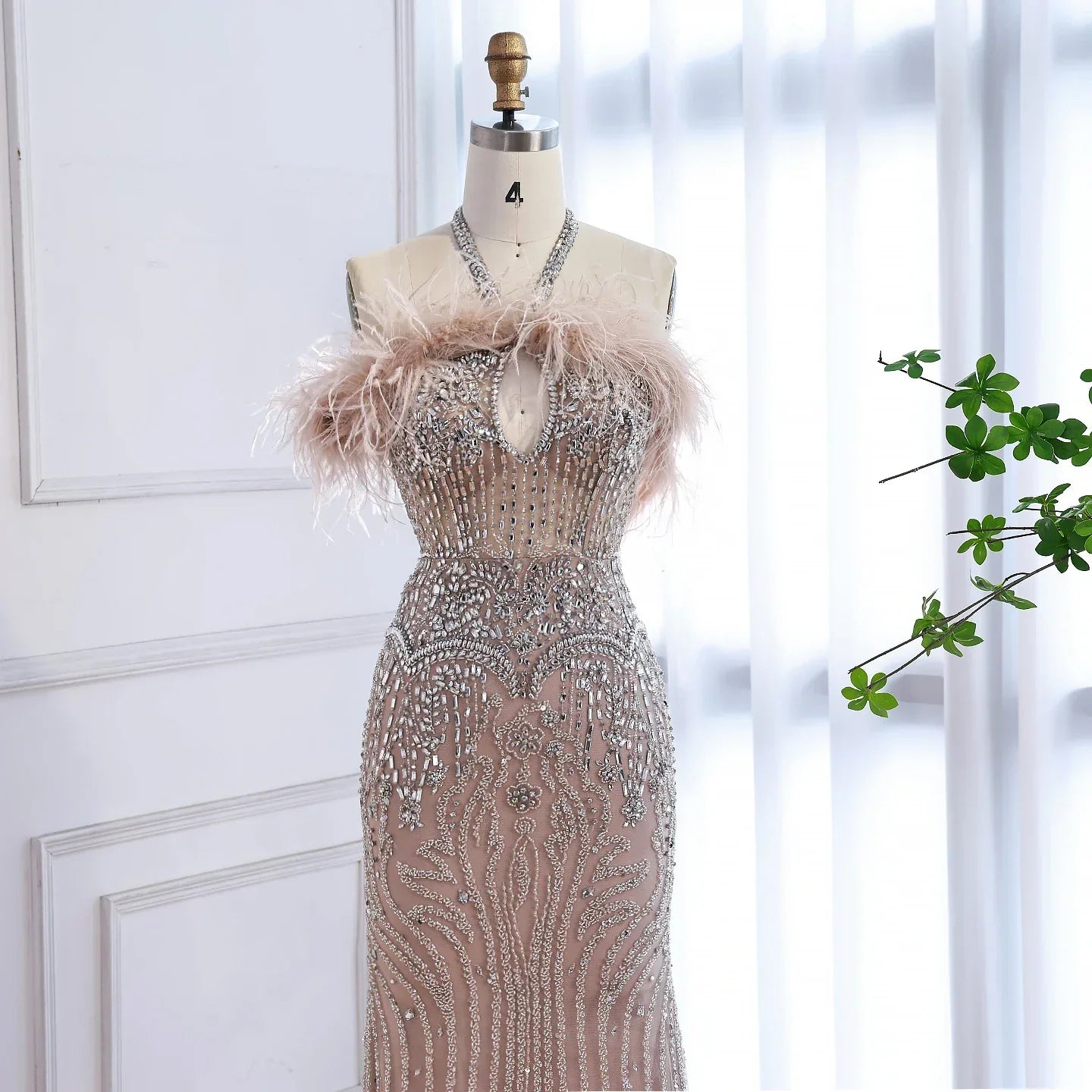 Luxuriöses rückenfreies Neckholder-Abendkleid mit Federn und Kristallen