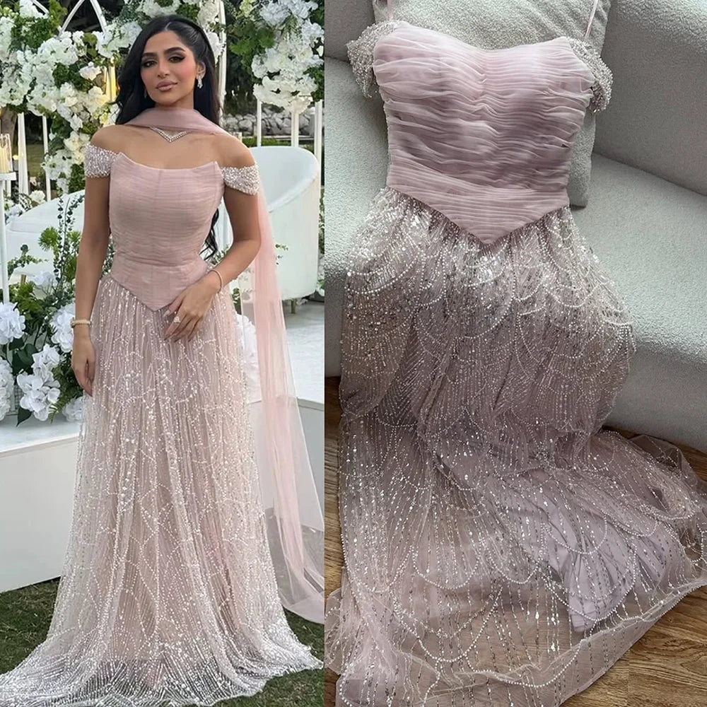Luxuriöses arabisches Abendkleid mit Cape und rosa Perlenstickerei