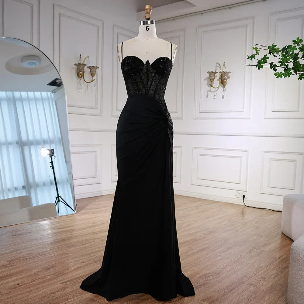 Schwarzes, elegantes Ballkleid mit Spaghettiträgern und Perlenverzierungen