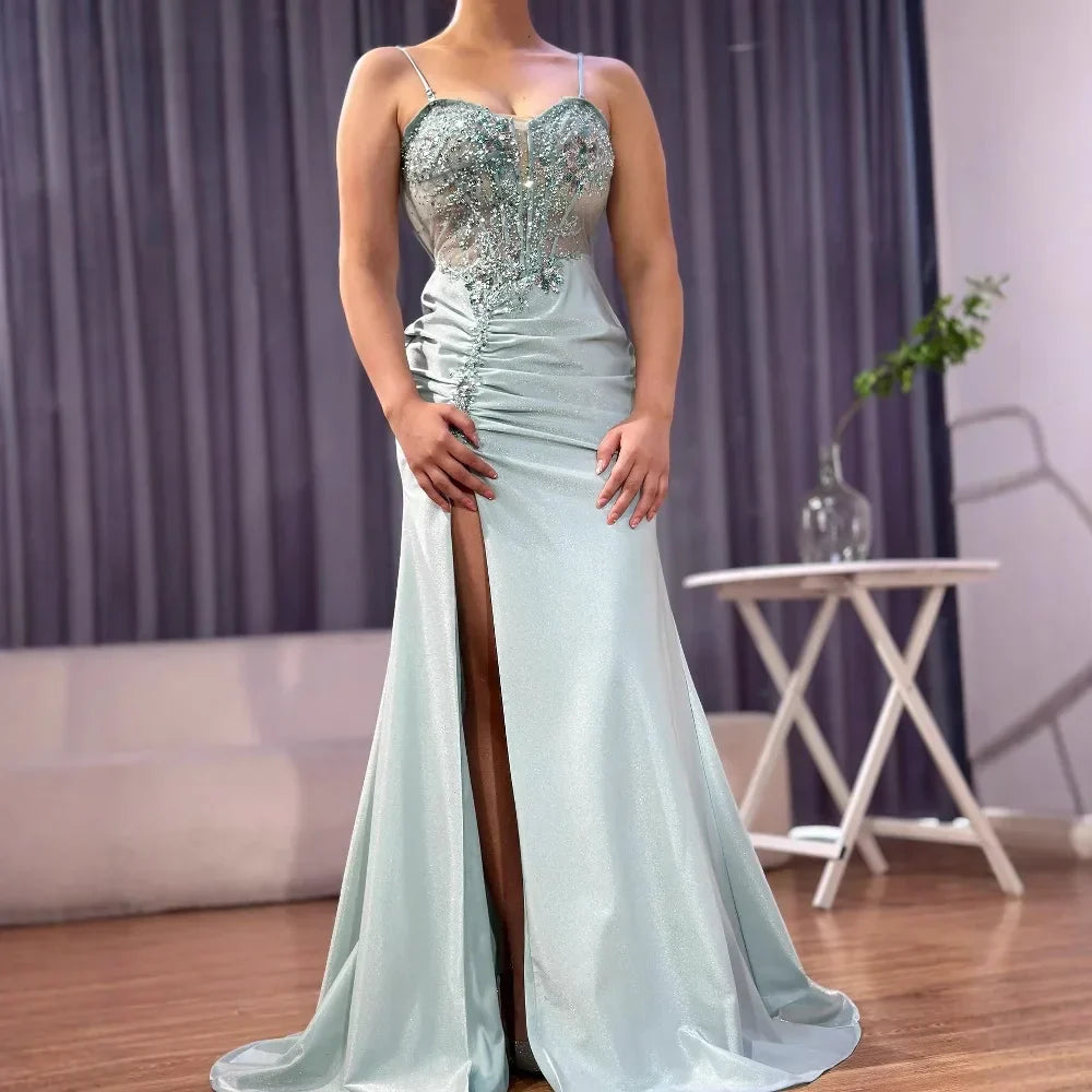 Elegante vestido de fiesta azul marino de satén con encaje, pedrería y abertura