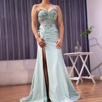 Elegante vestido de fiesta azul marino de satén con encaje, pedrería y abertura