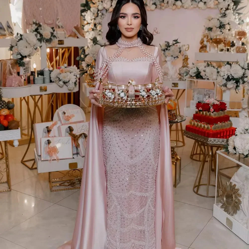 Luxuriöses arabisches Perlen-Abendkleid in Pink mit Umhang