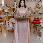 Luxuriöses arabisches Perlen-Abendkleid in Pink mit Umhang