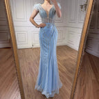Luxuriöses Meerjungfrauen-Abendkleid in Dubai-Blau mit Perlen und Federn