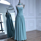 Elegante vestido de noche de chifón color verde salvia corte A